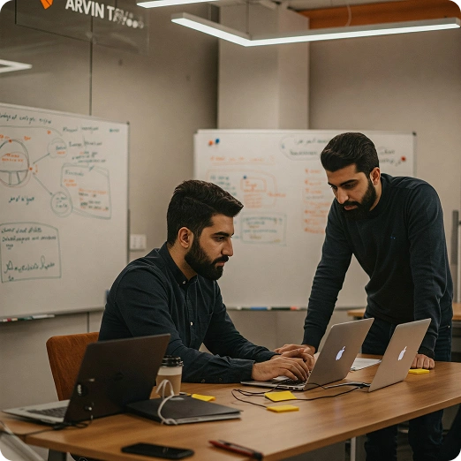 همکاری اعضای تیم آروین تاو در دفتر شرکت